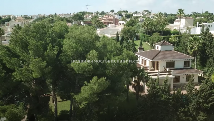 Independent Luxury Villa with Private Swimming Pool and huge garden in Los Balcones, Torrevieja.